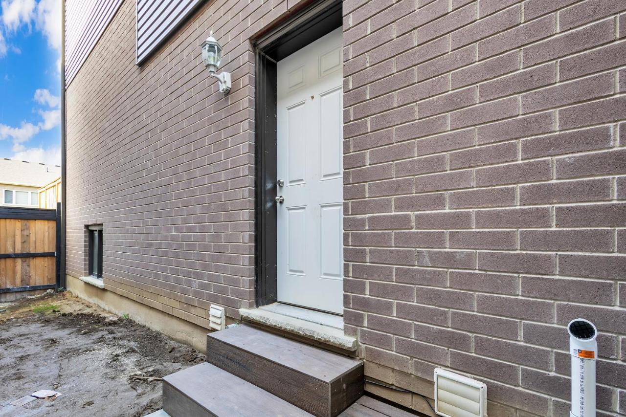 Modern 1 Bedroom + Den In Cambridge Exterior photo