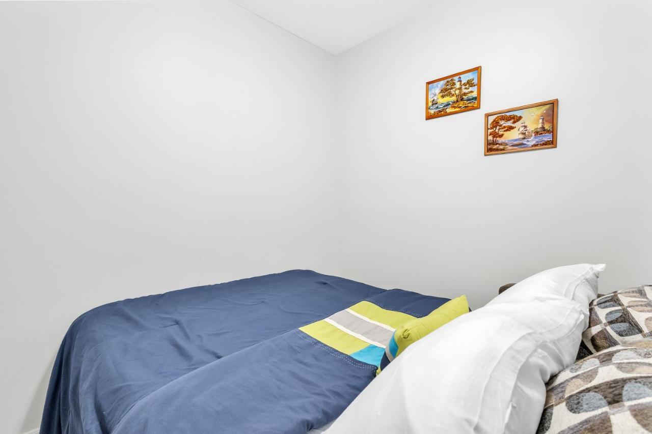 Modern 1 Bedroom + Den In Cambridge Exterior photo